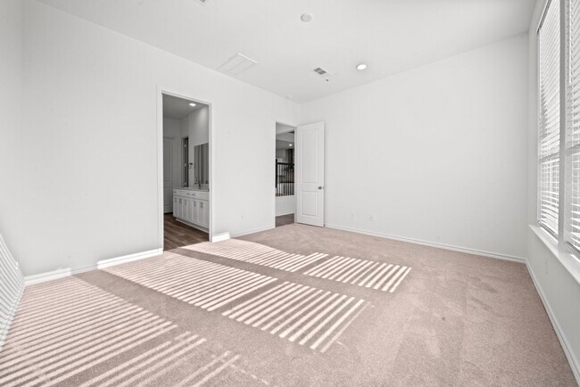 Building Photo - 649 Amber Fls Dr