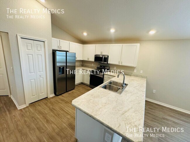 Building Photo - 1097 SILAS St