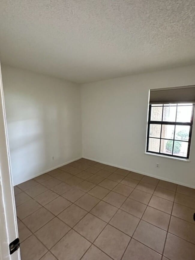 Building Photo - Charming Home in Miramonte