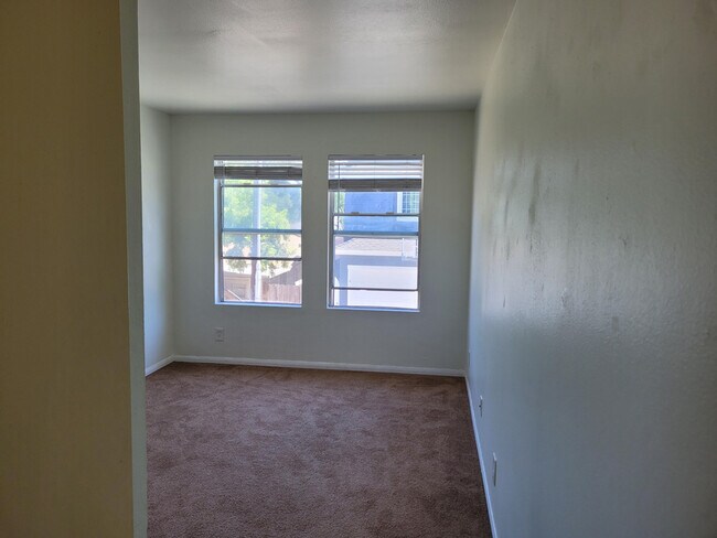 Building Photo - 433 E Ave