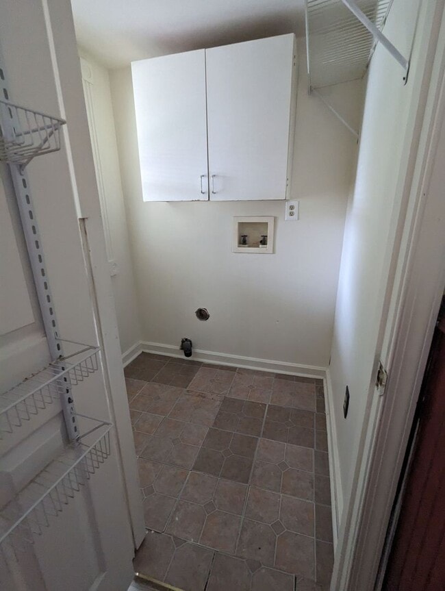 Building Photo - Spacious 3 Bedroom House Available Now!