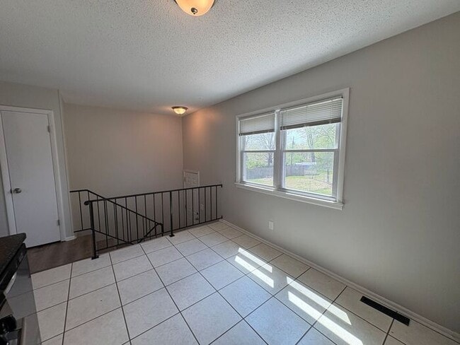 Building Photo - Comfortable 3-Bedroom Home with Fenced Yar...