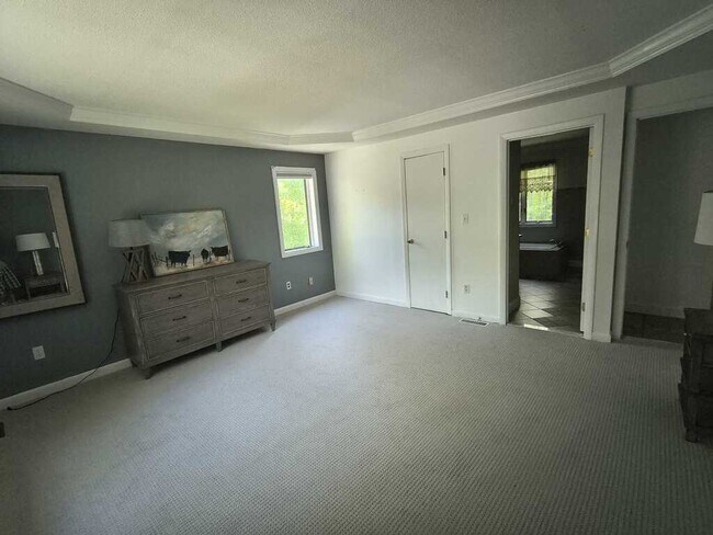 Building Photo - 421 E Hyerdale Dr