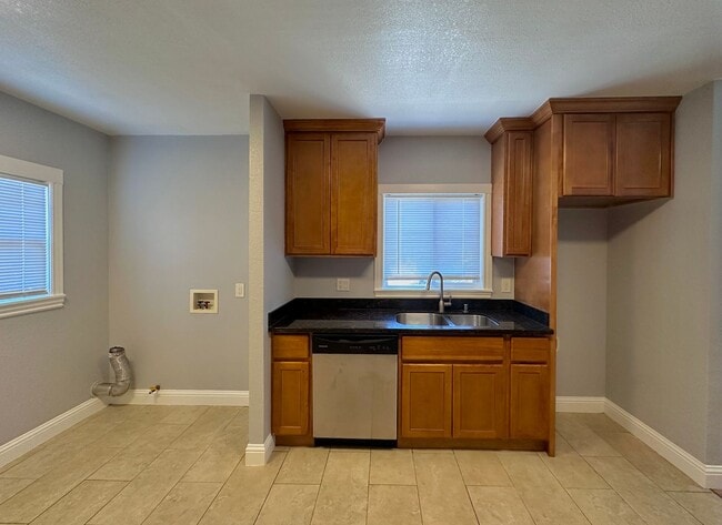 Building Photo - 2 Bed 1 Bath House in Oakland - Coming soo...