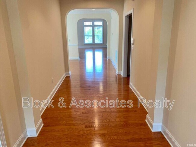 Building Photo - 706 Weavers Ridge Dr