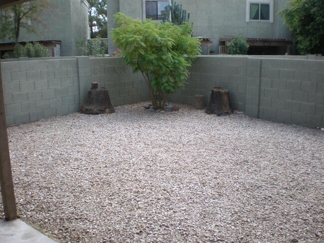 Building Photo - 815 E Grovers Ave