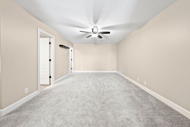 Building Photo - Pet Friendly Three Bedroom with Bonus!