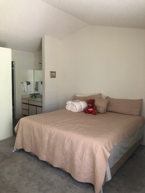 Building Photo - Large 2 Bedroom Townhome Available in Reno