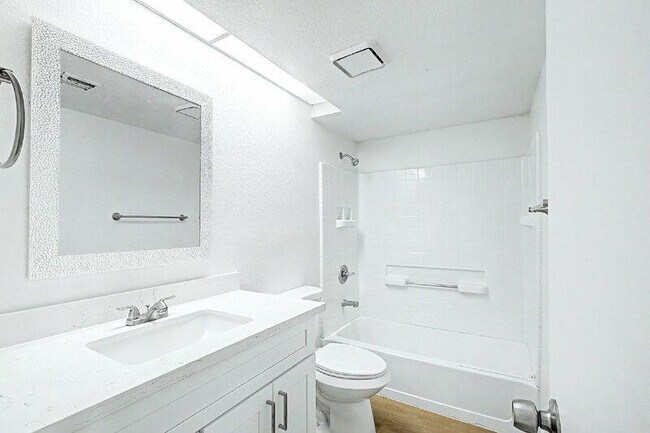 Building Photo - 818 S Westwood