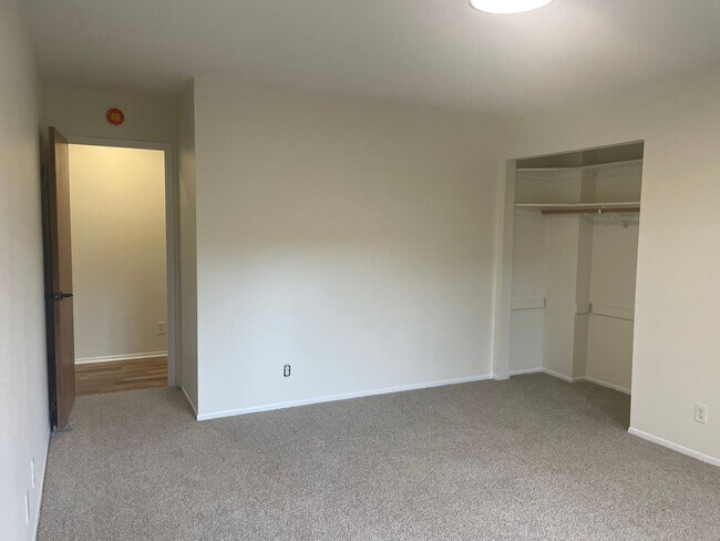 Building Photo - Upper East/Mission Area 3 Bedroom Home - Available Mid-August