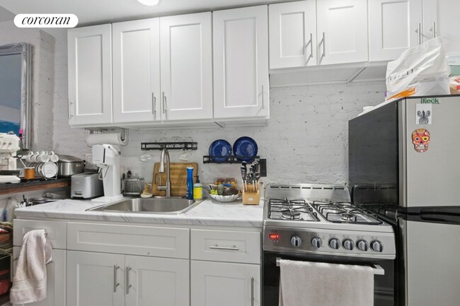 Building Photo - 140 W 75th St