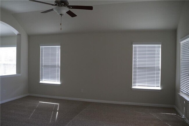 Building Photo - 913 Wolcott Dr