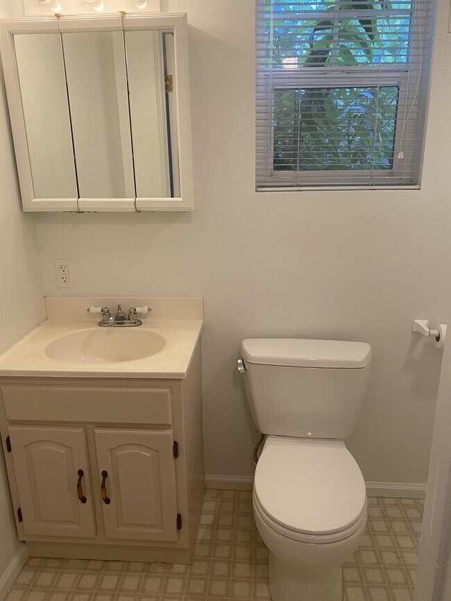 Building Photo - 5621 Fauntleroy Way SW