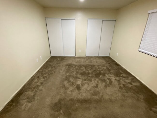 Building Photo - Decker Townhome