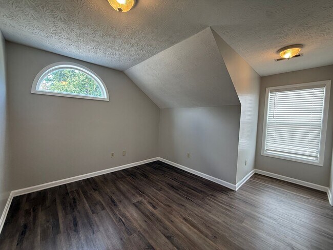 Building Photo - 3 Bedroom Available Now!