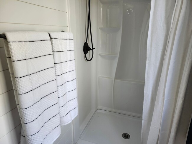 Building Photo - Large 4 BR, 2 Bath Country Home and Workshop