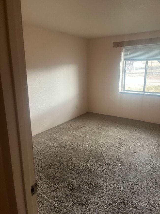 Building Photo - Beautiful ! Bed 1.5 Bath in J-6.