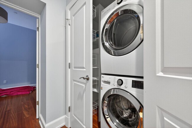 Building Photo - Available Now! High End 2 Bed 2 Bath in Lu...