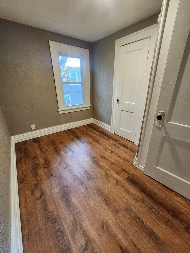 Building Photo - Three Bedroom Single Family Home!