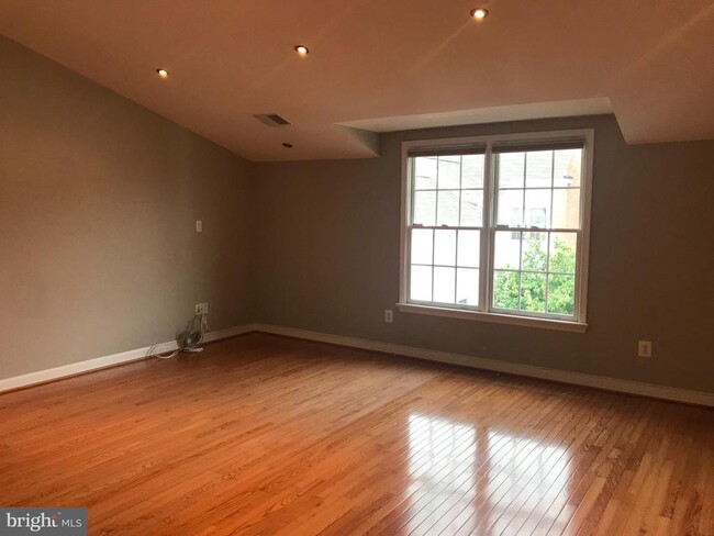 Building Photo - 1406 Ingleside Ave