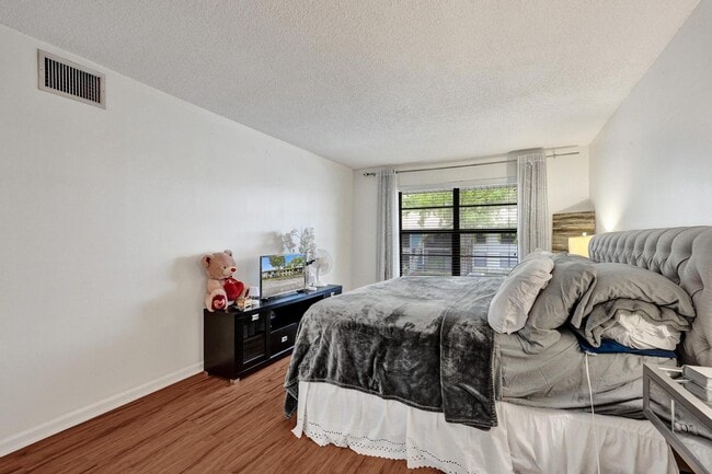 Building Photo - 9840 Pineapple Tree Dr