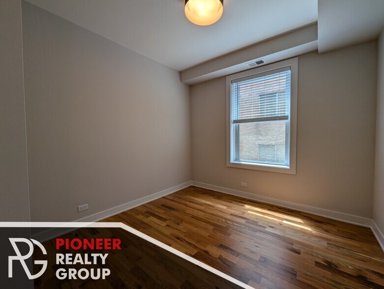 Building Photo - 648 W Wrightwood Ave