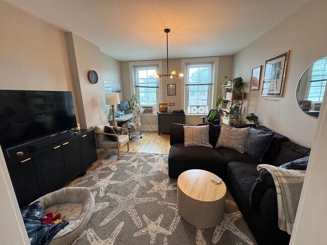 Building Photo - Updated 1 Bedroom in Downtown Amesbury - Available September 1st