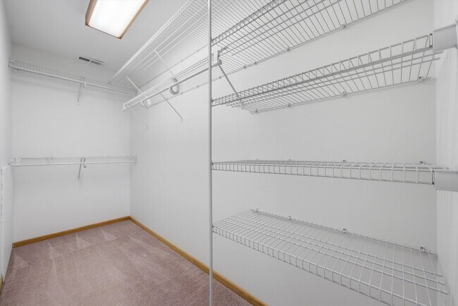 Building Photo - 586 S Hawthorne Ave