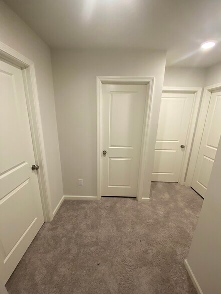 Building Photo - 427 Silo Ct