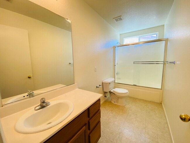 Building Photo - Spacious and Beautiful Home Close to a Huge Park