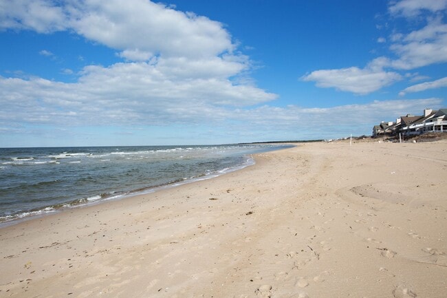 Building Photo - Upgraded Condo at Chic's beach!! Updated K...