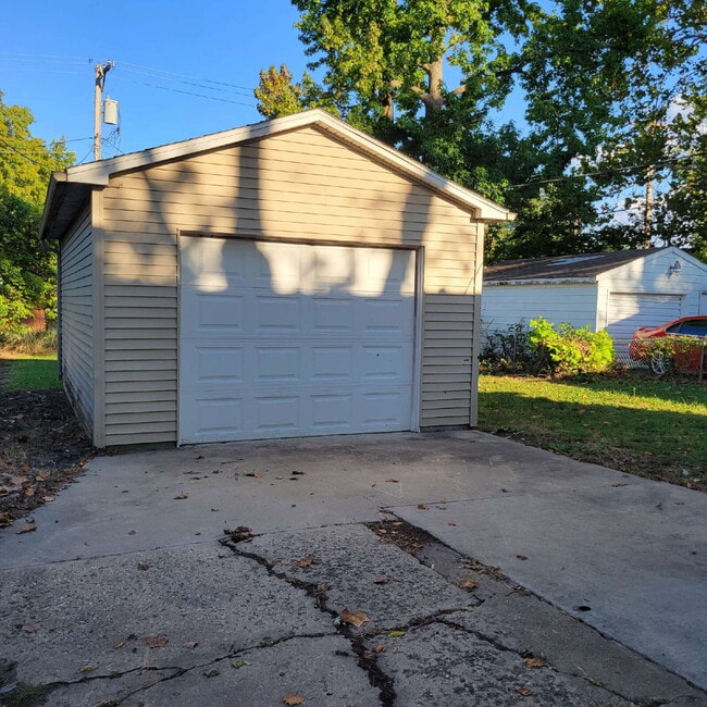 Building Photo - Highway to Home: Rent this 'Neighborly Oasis' 2 Bed/1 Bath with a Garage Bonus!