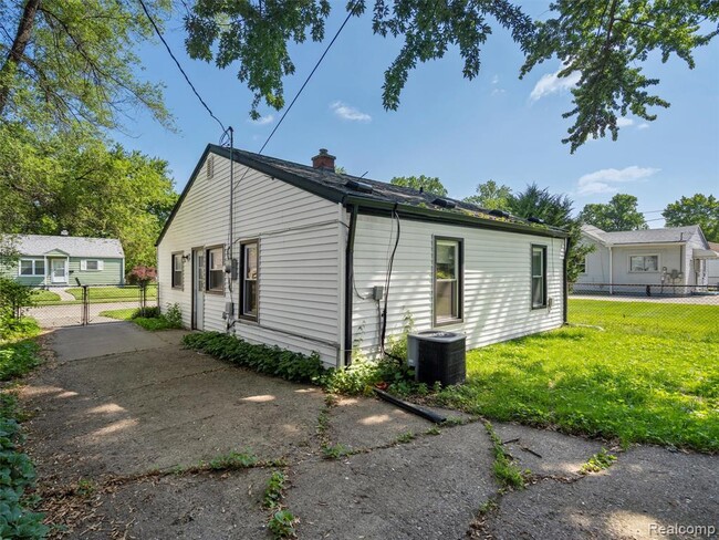 Building Photo - 594 E Barrett Ave