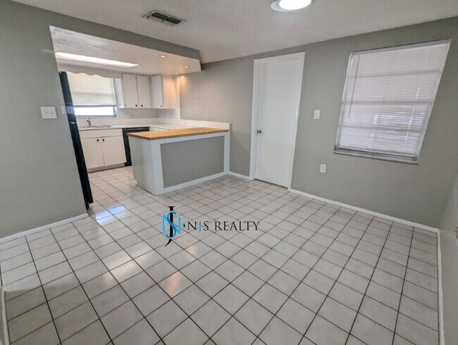Building Photo - 3/2/1 1412 Sq. Ft. home with renovated kit...