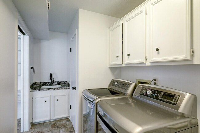 Building Photo - 5714 Spanish Oak Dr