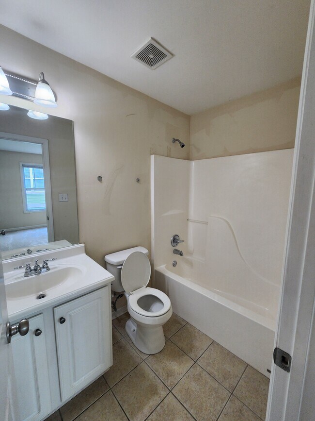 Building Photo - 135 Artisan Pl