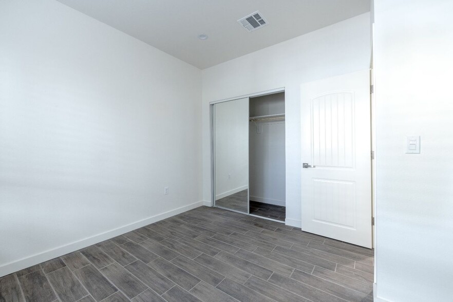 Building Photo - 1130 W 39th St