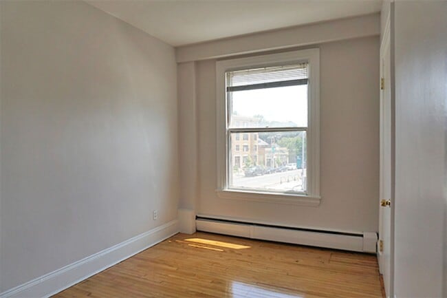 Building Photo - 8/1 Sunny, renovated 3BR right in Porter Sq!