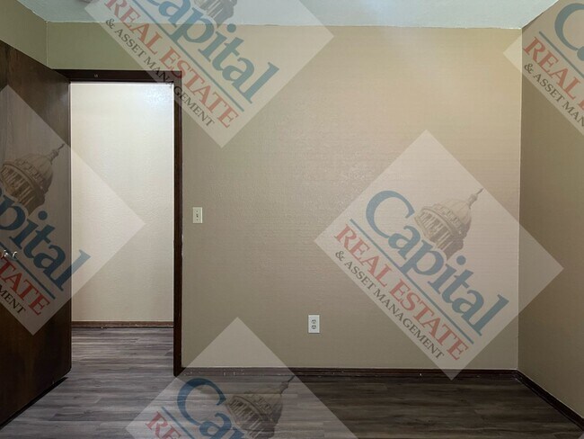 Building Photo - Spacious 4 Bedroom