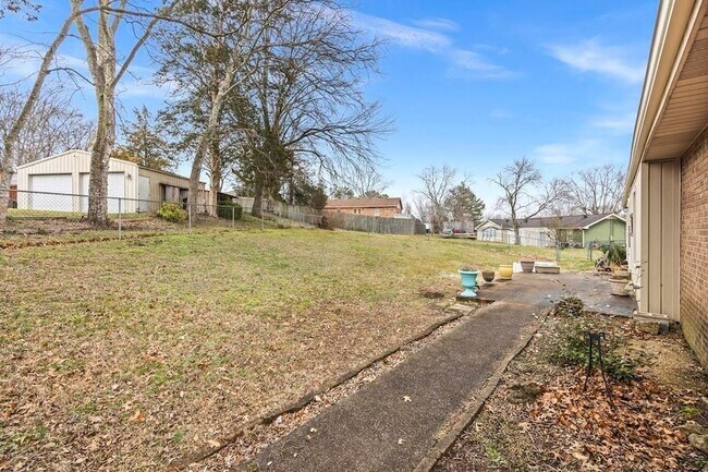 Building Photo - 703 Lucien Dr