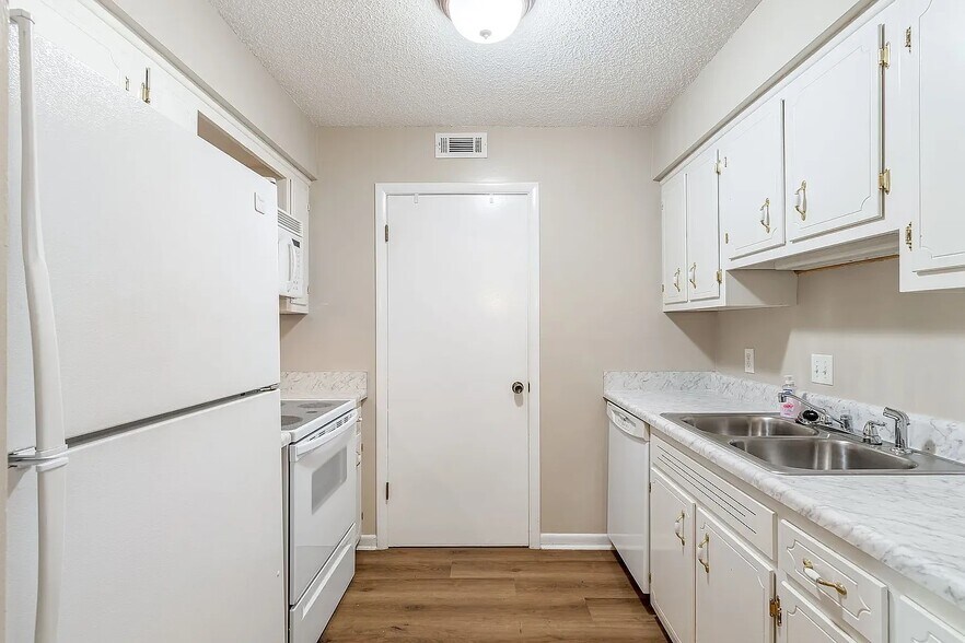 Building Photo - 2929 Selena Dr