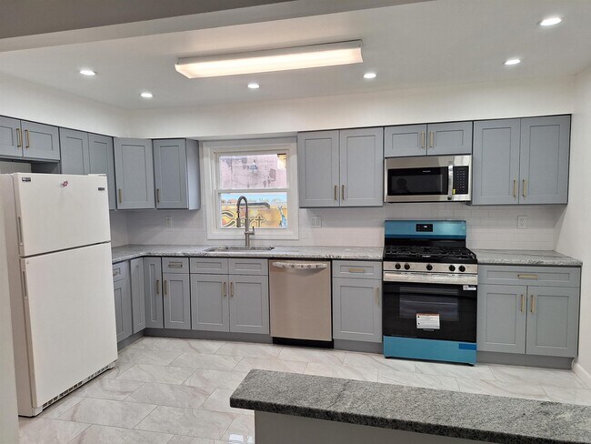 Building Photo - 169 W 51st St