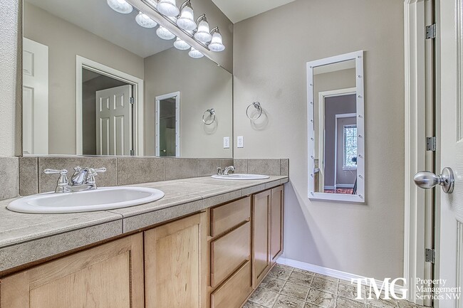 Building Photo - Wonderful 4 bed 2.5 Bath Townhome in Hills...