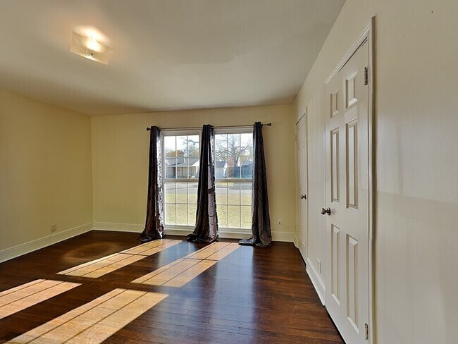 Building Photo - 5027 Wenonah Dr