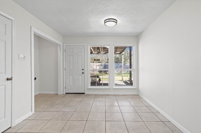 Building Photo - 4510 Hidden Springs Dr