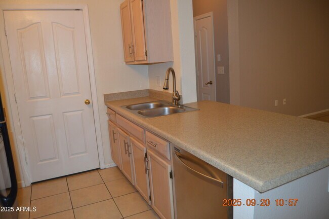 Building Photo - 16013 S Desert Foothills Pkwy