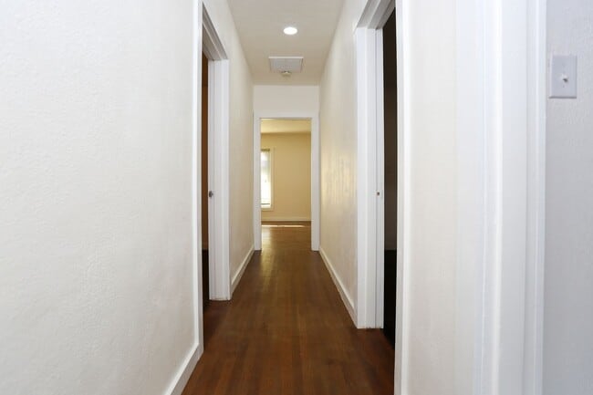 Building Photo - Remodeled 3bed 2 bath Single Family home