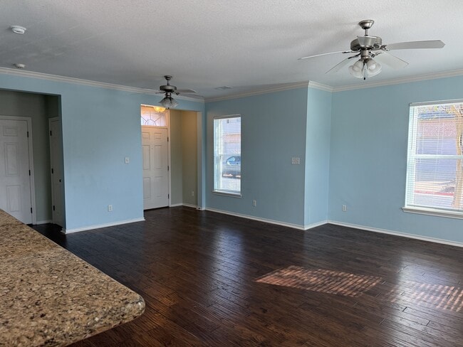 Building Photo - 1425 W Villa Maria Rd