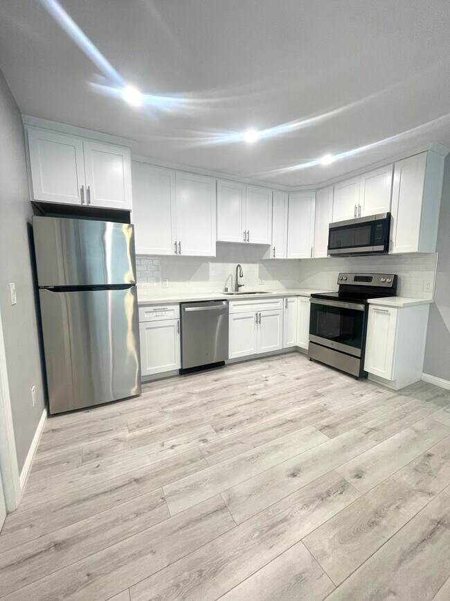 Building Photo - Fully Remodeled 1 Bed / 1 Bath in Redondo Beach | Parking Included