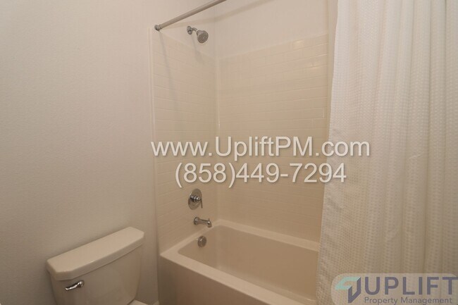 Building Photo - 4 Bed 3.5 Bath Townhome in Chula Vista w/ Washer/Dryer and 2-Car Garage